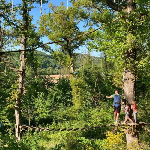 Les Acrobois parcours d'accrobranche avec deux enfant s et un accompagnant