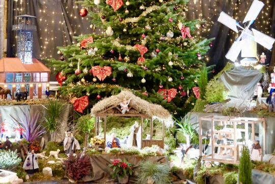 La crèche de Noël à l'église Saint-Étienne de Lille : Une crèche de Noël composée de santons