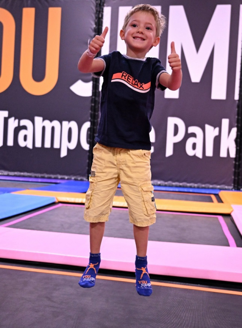 Trampoline Park Lyon : Un petit garçon fait du trampoline