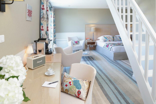 Chambre lumineuse de l'hôtel Castel Clara