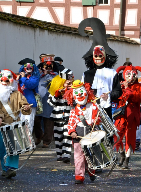 Watten et son Carnaval des écoles en 2025 : Des enfants avec des tambours déguisés