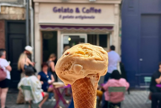 Gelato & Coffee : Glace devant la boutique
