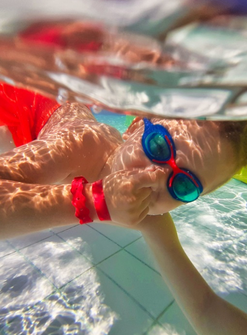 Top des piscines et parcs aquatiques : Un petit garçon sous l'eau