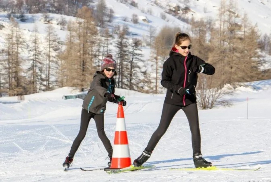 Jeu amusant à ski dans le Massif des Vosges