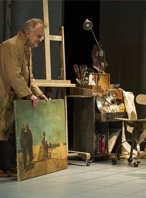 La couleur des souvenirs - Carrozzone Teatro : Deux comédiens sur scène dans un atelier de peinture