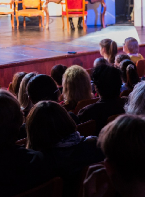 Enfant et public dans un théâtre