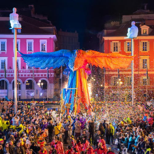 Carnaval de Nice : un char en forme d'énorme oiseau