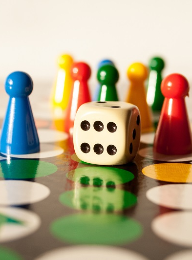 Adobe Stock - pions et dé