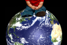 Enfant sur globe terrestre