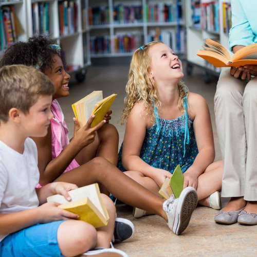 Et si on se racontait des histoires : Des enfants écoutent une adulte lire des livres