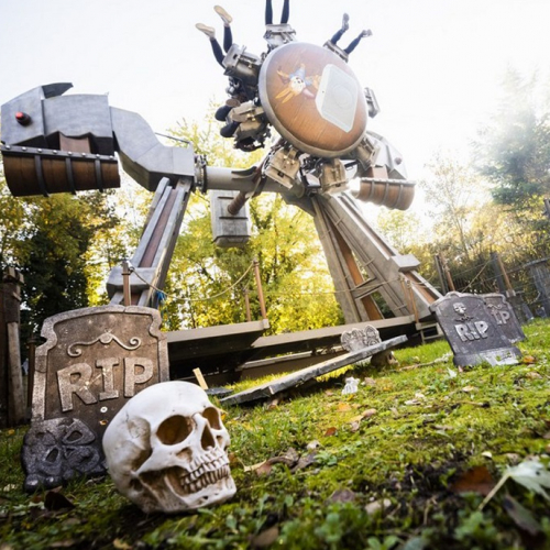 Halloween 2024 au Parc Fleury de Lille : Tête de mort devant une attraction