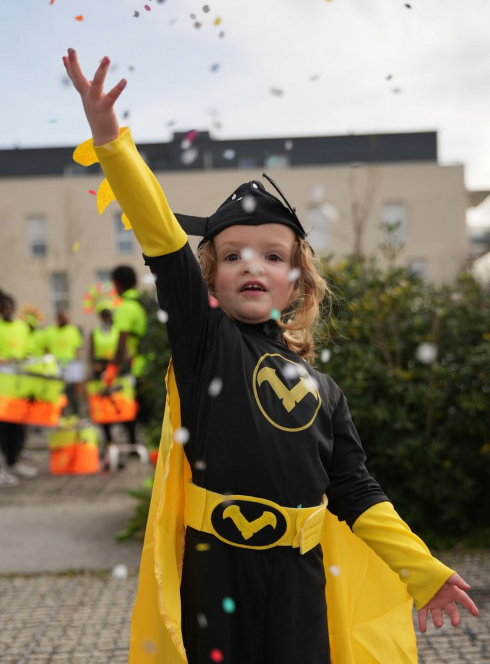 Carnaval de Villenave d'Ornon : fillette en Batman