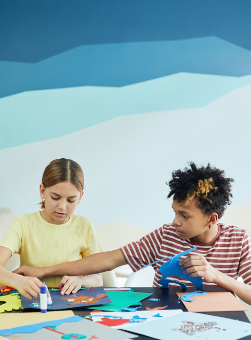 L'été à la Gare Saint Sauveur : Des enfants participent à un atelier collage