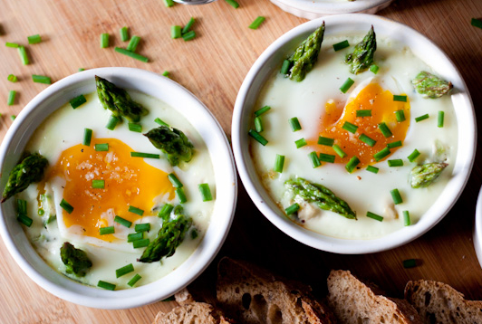 Oeufs cocotte aux deux asperges