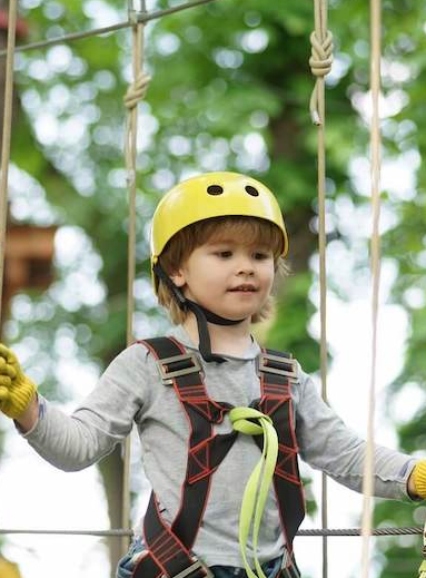 Acrocime Carquefou : enfant avec un casque jaune