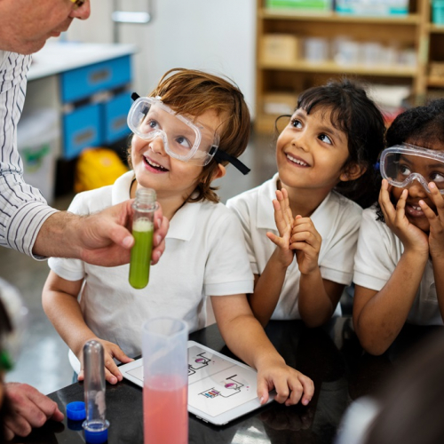 La Fête de la science : Des enfants testent des expériences scientifiques