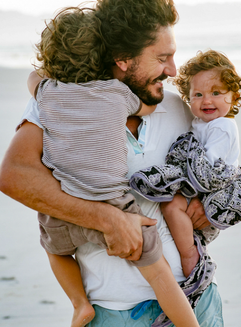 Touquet-Paris-Plage : Une petite fille et un petit garçon dans les bras de leur père