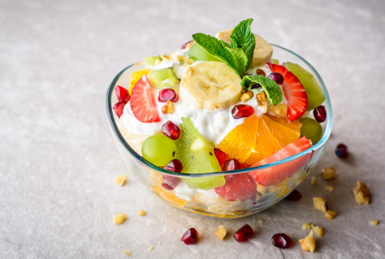 Les salades qu'adorent les enfants : des fruits dans un yaourt