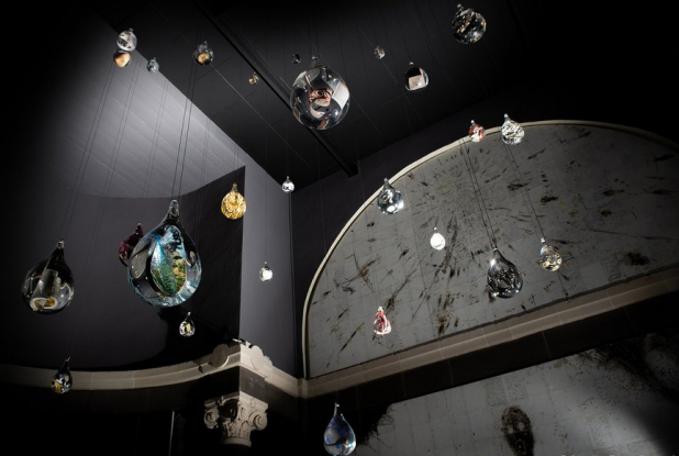 Expo Larmes de Joie : installation au Musée régional d'Auvergne