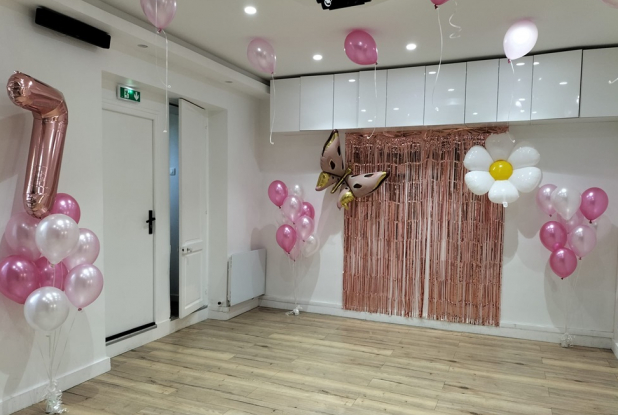 Étoile de Rêve : salle d'anniversaire, ballons roses
