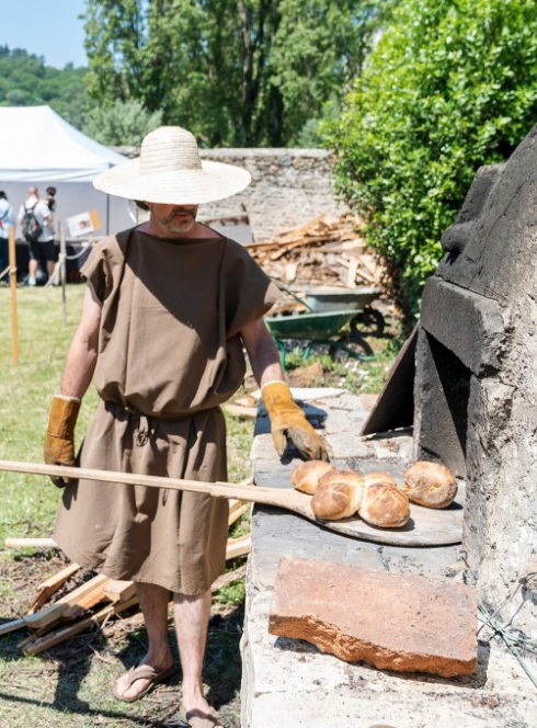 Reconstitution expérimentale d'une boulangerie pompéienne, deux personnes préparant du pain