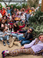 La Guinguette des Chorales : Une troupe de chanteuses et chanteurs, des jeunes et des vieux, au beau milieu d'une serre tropicale, dans une ambiance peace and love