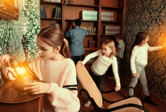 Way Out Escape Game : Des enfants cherchent des indices dans une pièce