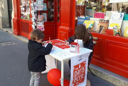 L'Émile : enfants écrivent devant la librairie