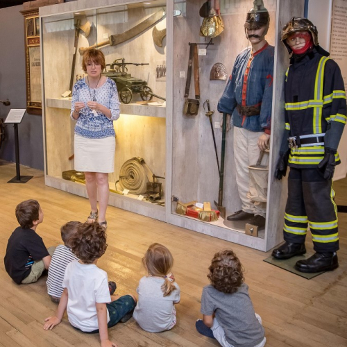 Musée des pompiers, enfants qui écoutent une intervenante