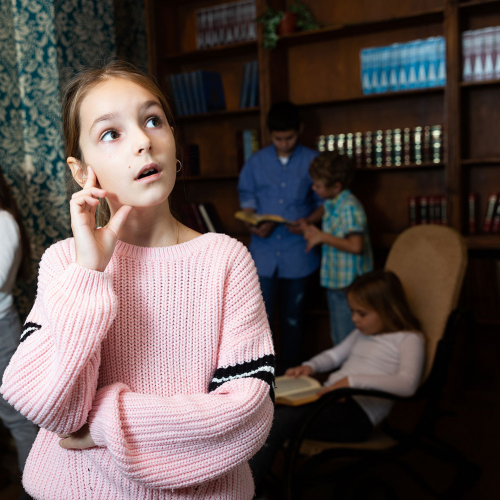 Enfants faisant un escape game