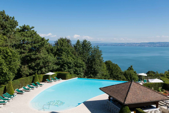 Vue sur la piscine de l'Hôtel Royal Évian Resort