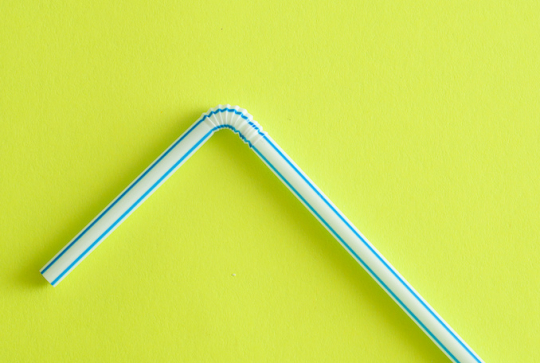 Expériences scientifiques avec de l'eau pour les enfants : activités à la maison - Fontaine à eau