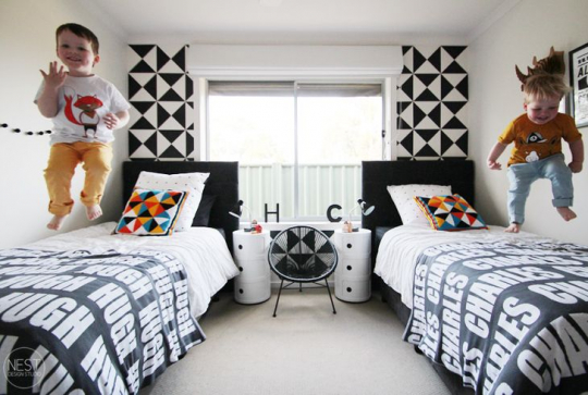 Chambre identique en noir et blanc