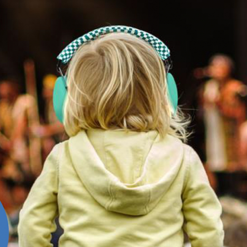 Rock en Seine : un enfant sur les épaules de son parent