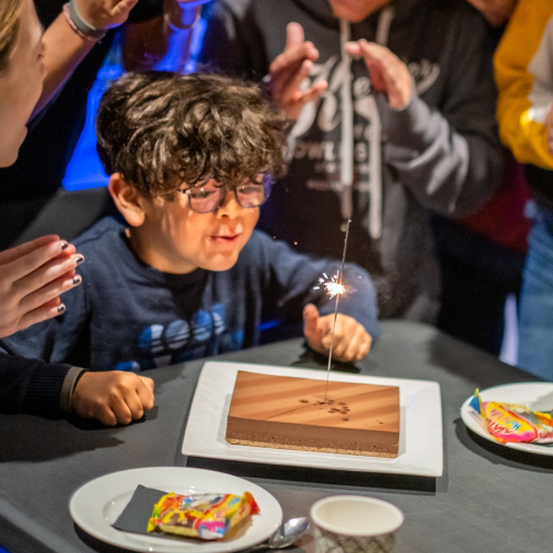 Time Tripper : un garçon souffle ses bougies d'anniversaire