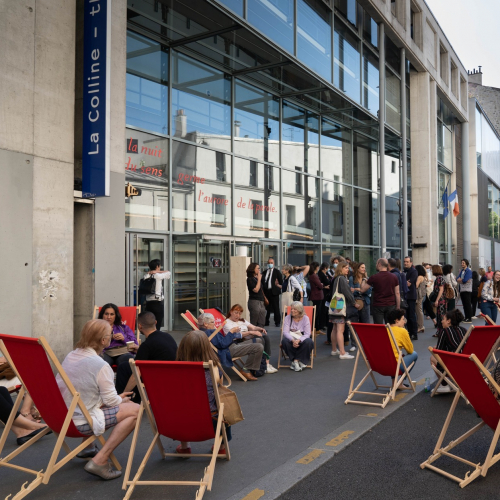 La Colline : chaises devant le théâtre national