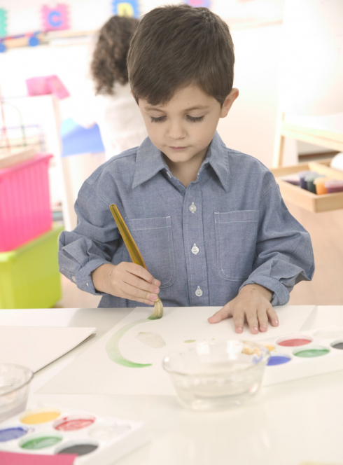 Enfant qui fait de la peinture