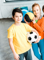 Enfants avec des ballons