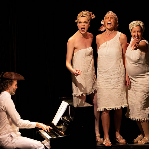 Et Dieu créa le Swing ! : Trois femme en serviettes de bain et un pianiste sur scène
