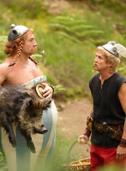 Astérix et Obélix - L'Empire du Milieu : les deux héros et un sanglier