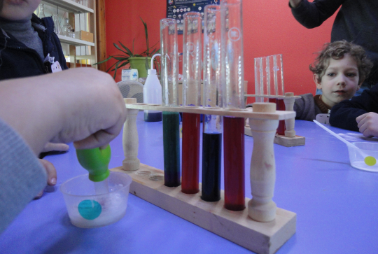 Enfants à un atelier scientifique au Lab71