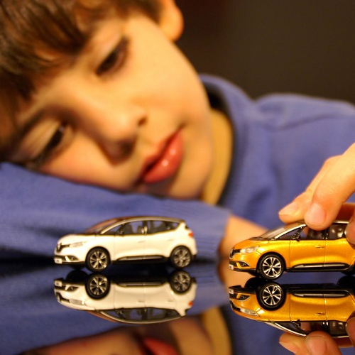 L'Atelier Renault : un garçon et des voitures