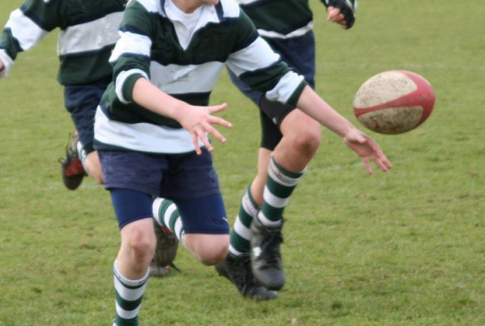 Un enfant joue au rugby