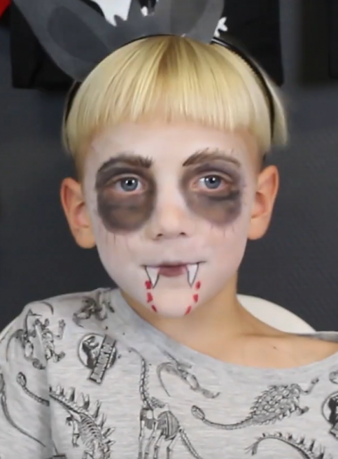 Halloween : maquillage de petit vampire avec Grim'Tout