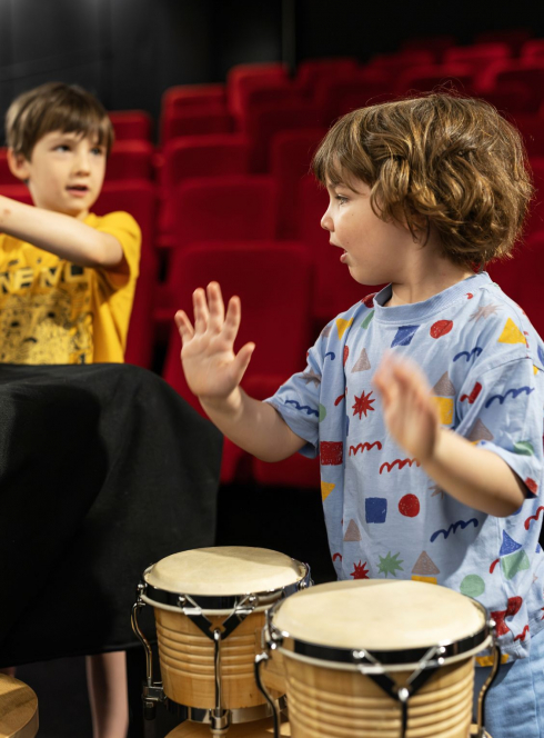 Enfants participant à un atelier bruitage à la Fondation Pathé Seydoux
