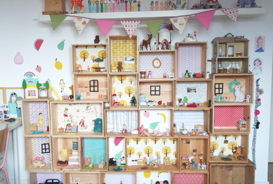 Maison de poupée avec des caisses en bois