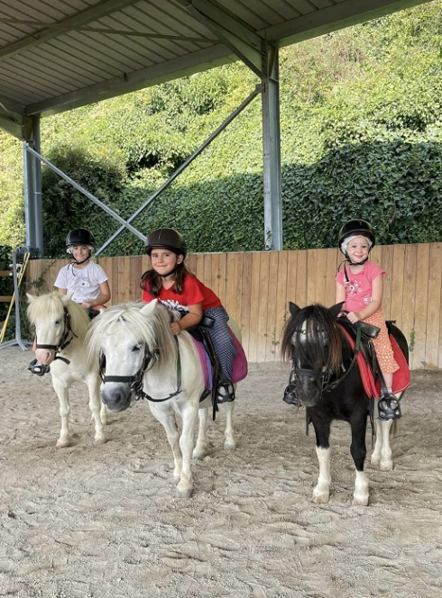 Sun Equitation : Des petites filles sur des poneys