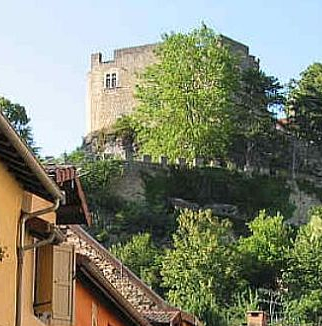 Une rue de Crémieu avec le Château au loin