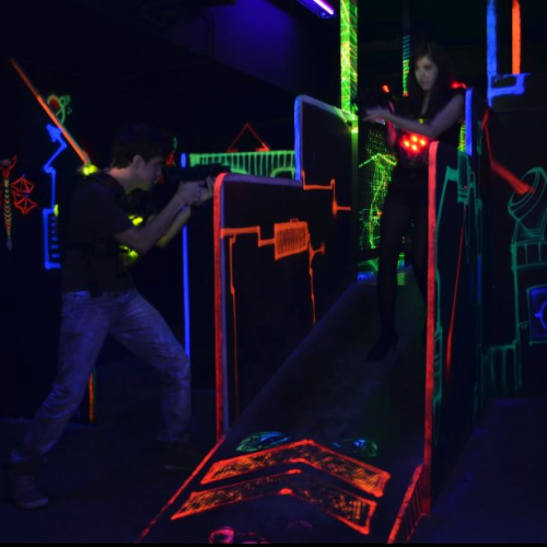 Laser game paris deux jeunes qui jouent au laser game
