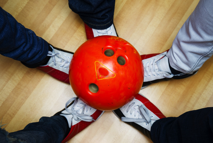 Fêter son anniversaire au bowling : une idée sportive - Activité enfant